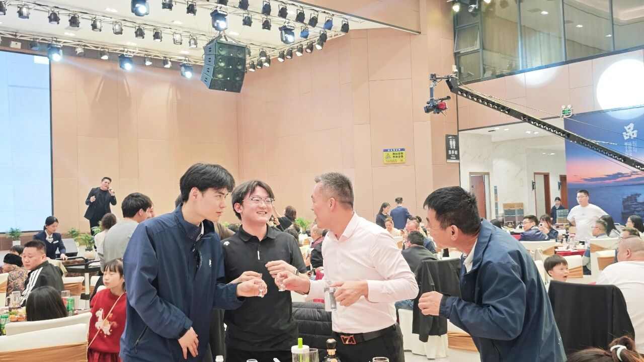 企业年会回顾与展望：凝聚团队力量，共启智造新篇章(图10)