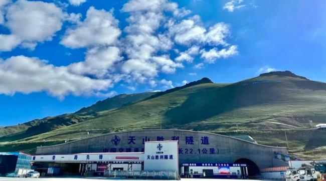 世界最长高速公路隧道通车，乌鲁木齐至库尔勒车程缩短过半(图1)