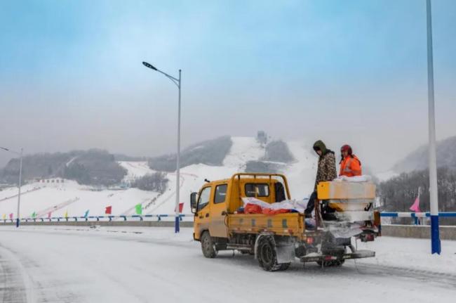 风雪中的公路守护者，高山养路人的坚守与救援日常(图1)