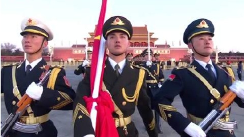 新年首场升旗仪式，五星红旗与太阳同升 - 良天资讯